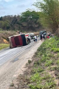 Ônibus tomba e passageiros ficam feridos na BR-418, em Carlos Chagas