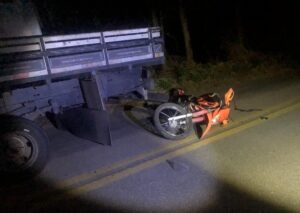 Motociclista morre ao bater na traseira de caminhão parado por falha mecânica em Divino das Laranjeiras