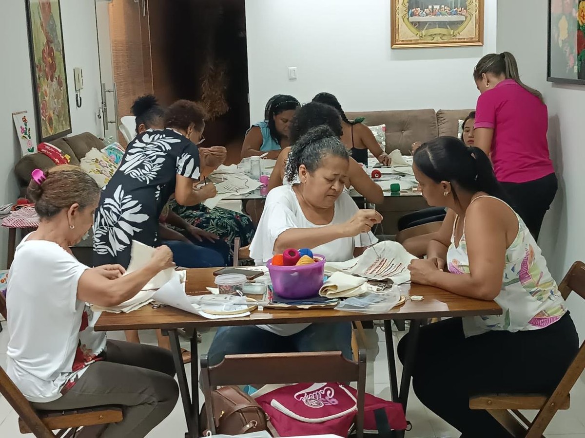 Grupo de 50 mulheres do Vale do Jequitinhonha lança, por meio de projeto, marca de moda em evento estadual