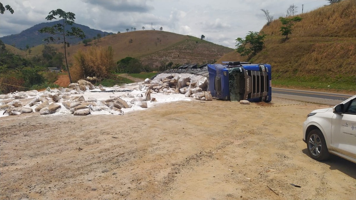 Motorista perde o controle da direção, carreta tomba e carga de tintas se espalha na BR-116