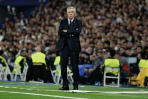 Ancelotti substitui Valverde no intervalo da partida contra o Milan (foto: OSCAR DEL POZO / AFP)