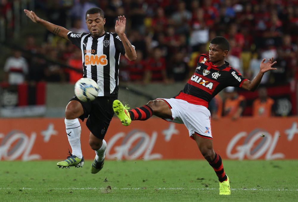 Márcio Araújo em ação pelo Flamengo, contra o Atlético, em 2014 - (foto: Bruno Domingos/Mowa Press)