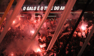 Torcedores do Atlético em jogo contra o Fluminense na Arena MRV (foto: Alexandre Guzanshe/EM/D.A Press)