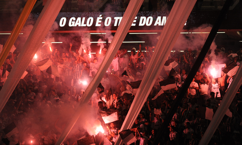 Torcedores do Atlético em jogo contra o Fluminense na Arena MRV (foto: Alexandre Guzanshe/EM/D.A Press)