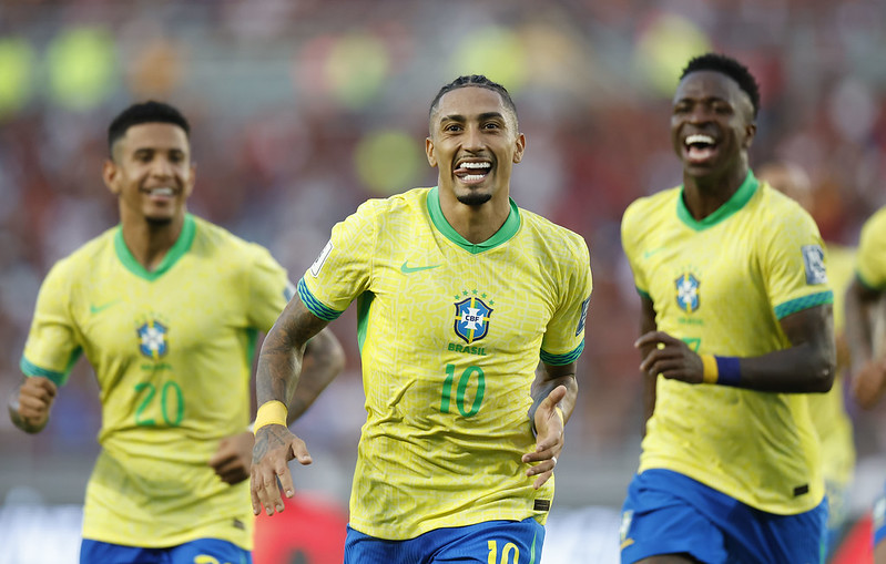 Raphinha comemora gol do Brasil ao lado de Savinho (esquerda) e Vini Jr. (direita) - (foto: Rafael Ribeiro/CBF)