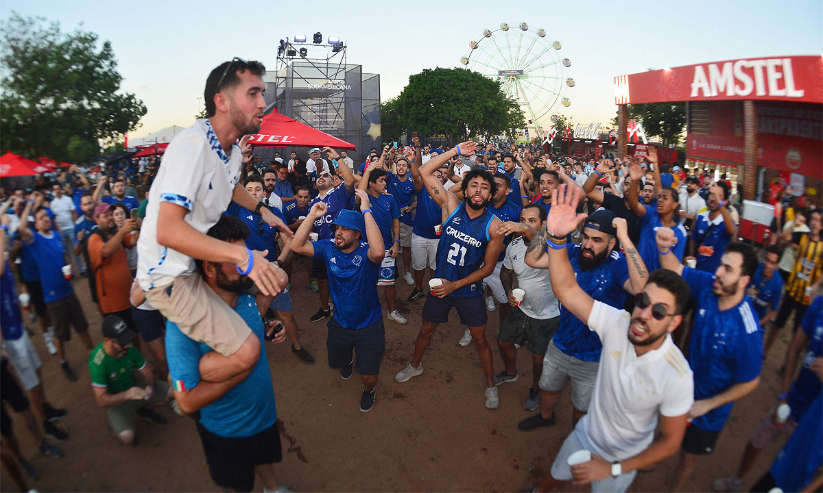 Torcida do Cruzeiro em Assunção, no Paraguai - (foto: Daniel Duarte / AFP)