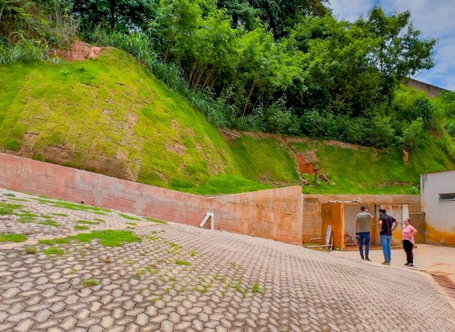 Prefeitura de Ipatinga conclui  muro de arrimo na Escola  Ary Malta, no bairro Iguaçu