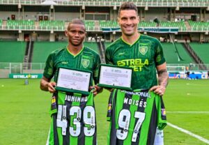 Em despedida, Moisés e Juninho receberam da diretoria placas e camisas alusivas aos números de jogos que defenderam o América (foto: Mourão Pànda/América)