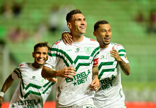 Na última partida da carreira, Moisés balançou a rede na vitória do América sobre o Brusque (foto: Mourão Panda/América)