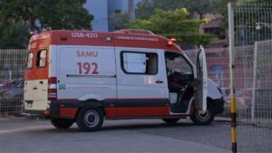 Acidente entre ambulância e carro deixa dois mortos na MG-202, em Minas Gerais