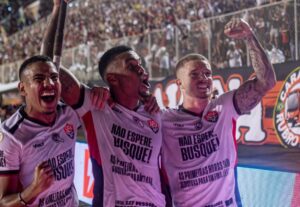 Alerrandro comemorando gol ao lado dos companheiros de Vitória (foto: Victor Ferreira/EC Vitória)