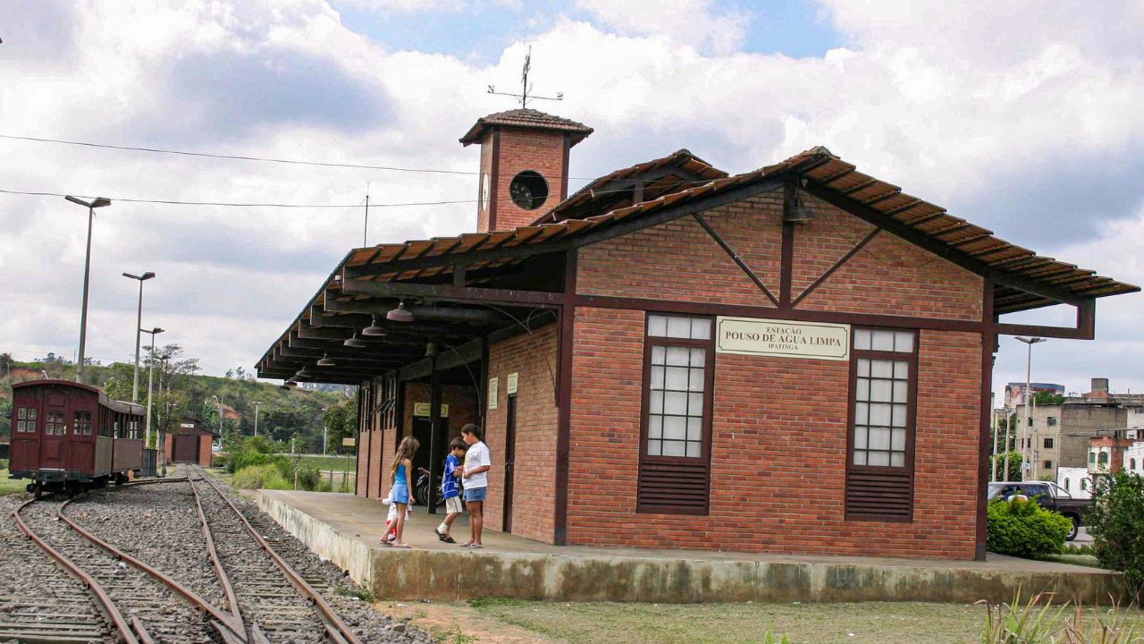 Alunos e educadores fazem visita guiada em bem tombado de Ipatinga