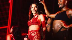 Anitta dá ‘bronca’ em fã por cartaz durante show e agita o Rock the Mountain