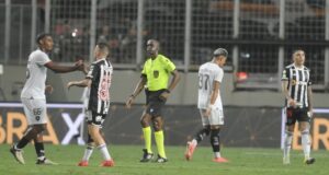 Árbitro de Atlético x Botafogo relata sumiço de bolas, time atrasado e confusão