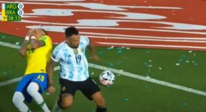 Árbitro de Racing x Cruzeiro cometeu erro grave a favor da Argentina contra o Brasil