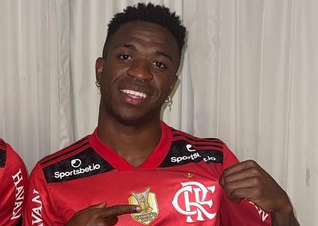 Vinicius Junior com a camisa do Flamengo (foto: Reprodução/Instagram)