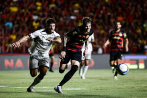 Disputa de bola em Sport x Ceará pela Série B (foto: Paulo Paiva/Sport Recife)