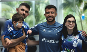 Criança com doença rara no Brasil vai à Toca 2 e ganha apoio do Cruzeiro