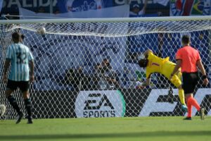 Déjà vu? Cássio sofre no Cruzeiro gol idêntico a um que levou no Corinthians