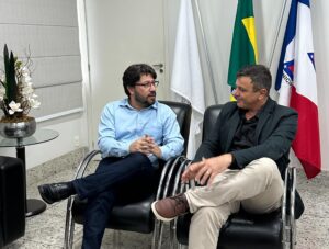 Prefeito de Timóteo, Douglas Willkys, recebe o Prefeito eleito, Vitor Prado