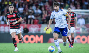 Jogadores de Cruzeiro e Flamengo em jogo no Maracanã (foto: Gustavo Aleixo/Cruzeiro)