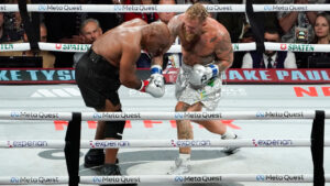 Jake Paul e Mike Tyson em luta de boxe (foto: TIMOTHY A. CLARY / AFP)