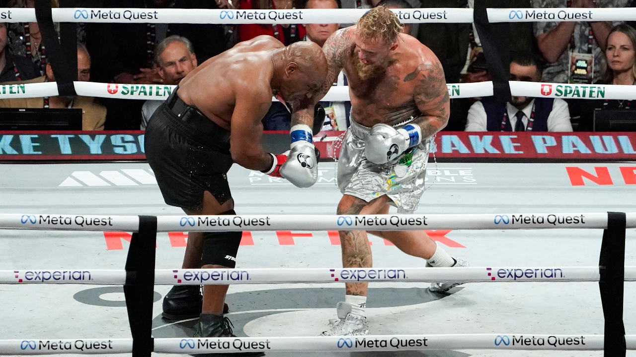 Jake Paul e Mike Tyson em luta de boxe (foto: TIMOTHY A. CLARY / AFP)