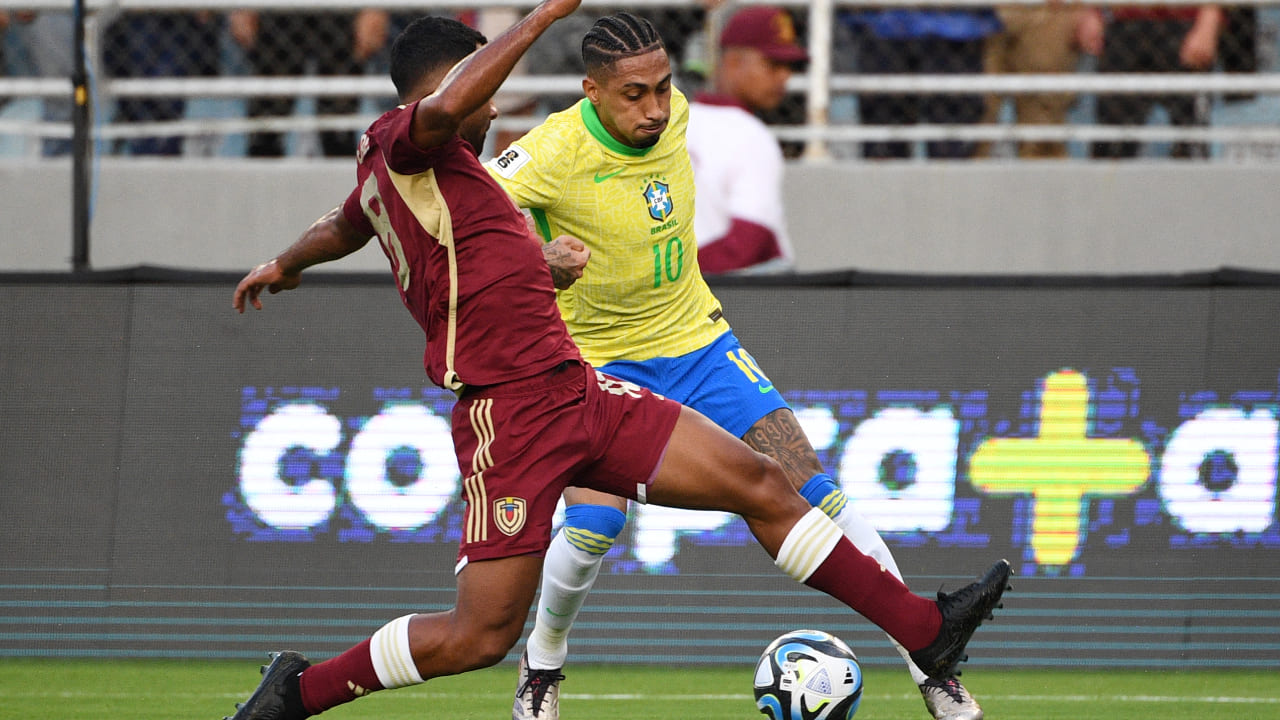 Raphinha durante Brasil x Venezuela (foto: Federico Parra / AFP)