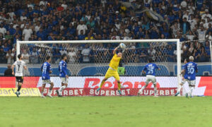 Cássio em jogo do Cruzeiro no Mineirão (foto: Leandro Couri / EM DA PRESS)