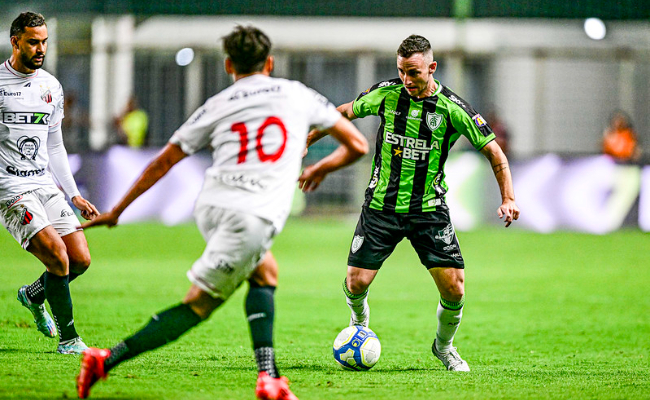 América em jogo da Série B (foto: Mourão Panda/América)