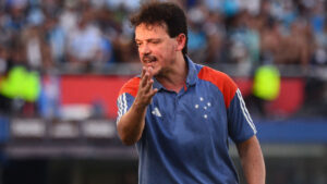 Fernando Diniz durante final da Sul-Americana entre Racing e Cruzeiro (foto:  Daniel Duarte / AFP)