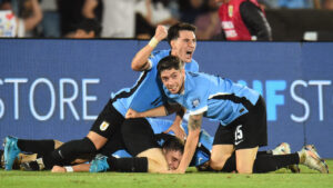 Jogadores do Uruguai comemoraram muito a vitória sobre a Colômbia (foto: DANTE FERNANDEZ / AFP)