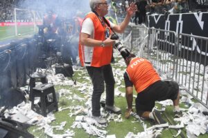 Fotógrafo foi atingido por bomba na Arena MRV (foto: Alexandre Guzanshe/EM/D.A Press)