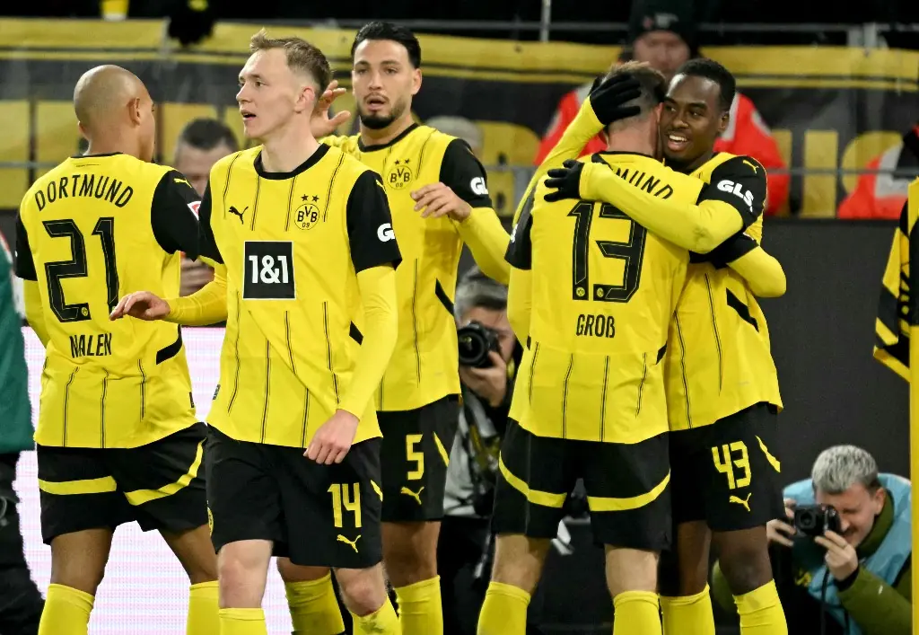 Jogadores do Borussia Dortmund se abraçam (foto: INA FASSBENDER / AFP)