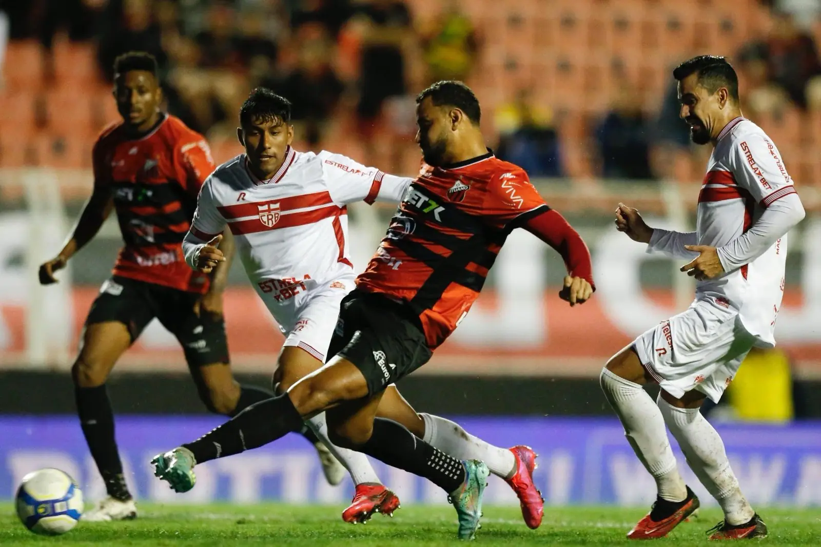 Jogadores de Ituano e CRB (foto: Miguel Schincariol/Ituano)