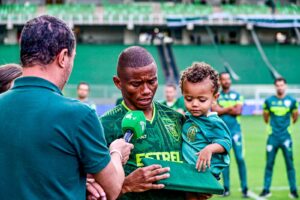 Juninho é homenageado em jogo de despedida do América (foto: Mourão Panda/América)