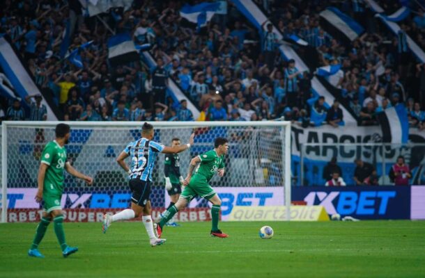 Grêmio conta com gol contra do Juventude e arranca empate no fim