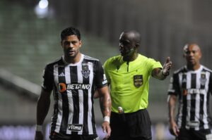 Hulk critica Rubens por expulsão em Atlético x Botafogo: ‘A gente cansa de falar com ele’