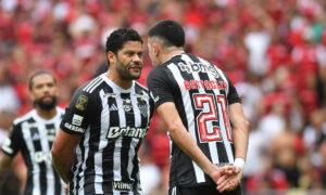 Hulk discute com Battaglia em Flamengo x Atlético: ‘É até bom’