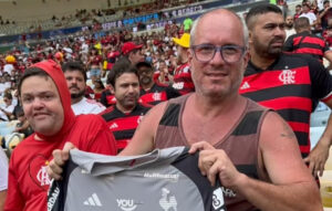 Hulk entrega camisa do Atlético a torcedor do Flamengo antes de final