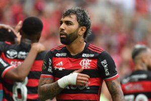 Gabigol comemora gol marcado pelo Flamengo diante do Atlético (foto: Alexandre Guzanshe/EM/D.A Press)