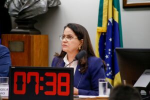 Deputada Rosângela Reis assina PEC do regime 6×1