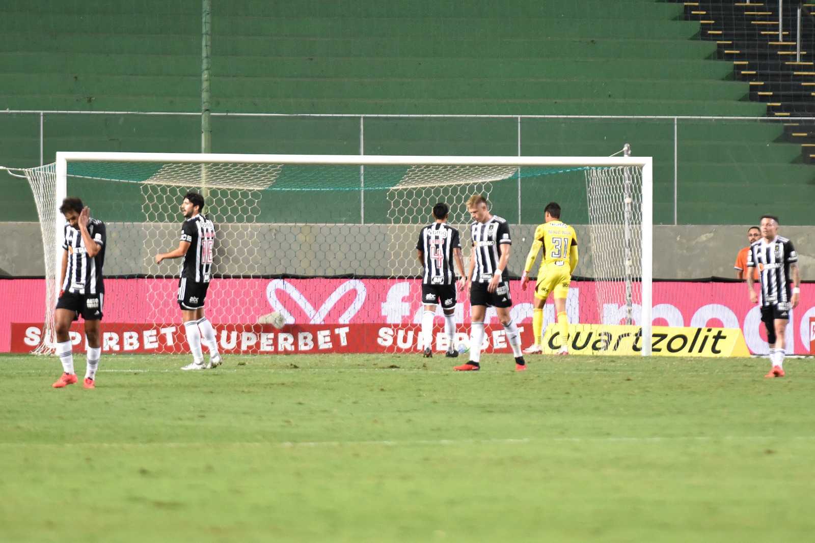 Jogadores do Atlético lamentam gol sofrido diante do Juventude - (foto: Ramon Lisboa/EM/D.A Press)