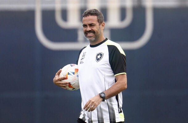 Artur Jorge sorridente (foto: Foto: Vitor Silva/Botafogo)