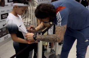 Cassio autografando camisa de torcedor do Corinthians (foto: Reprodução/Cruzeiro)