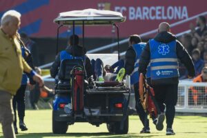 Jogador do Barcelona vomita em campo e deixa partida após pancada na traqueia