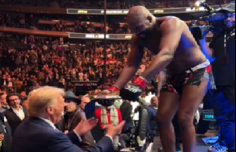 Jon Jones dança e entrega cinturão a Trump após nocaute brutal no UFC