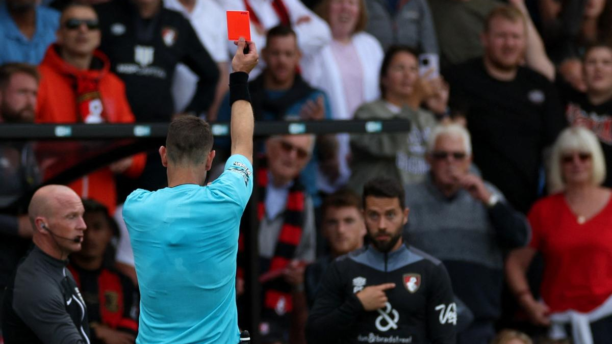 Jornal divulga vídeo que seria de árbitro da Premier League cheirando pó branco