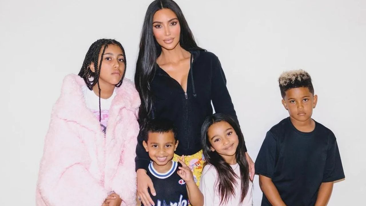 Kim Kardashian revela dificuldades como mãe solo e diz que cria filhos praticamente sozinha