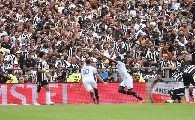 Luiz Henrique manda recado após título do Botafogo sobre o Atlético: ‘Tentaram me parar’